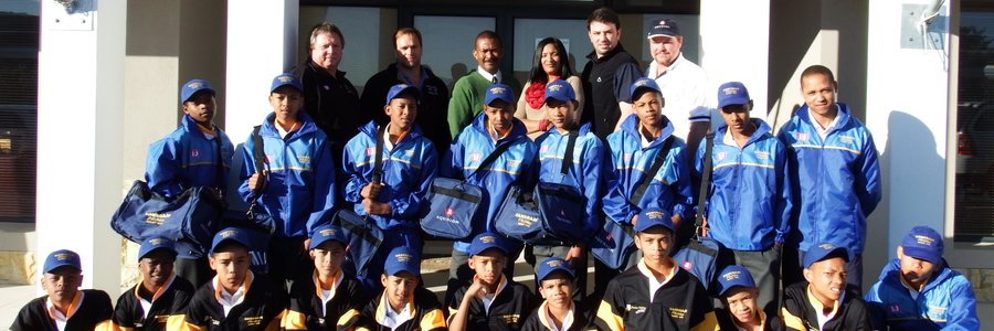 Die trotse o/13A rugbyspan van Gansbaai PrimÃªr met hul volledige uitrustings, met agter vlnr Dirkie Kotze, Steyn Miller, Tommy Volkwyn, Natassia Valentine, JP Coetzer en Stephen Ashlin, met afrigter Hilton Temmers regs in die 2de ry 